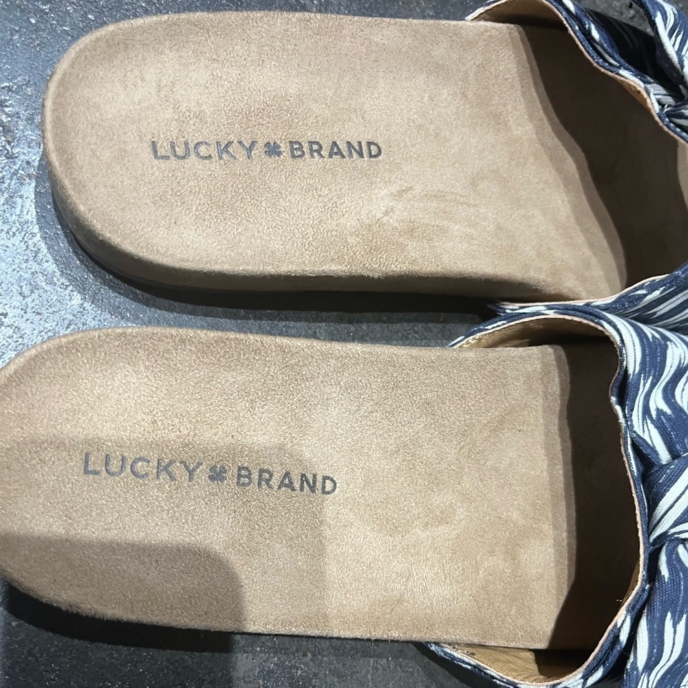Lucky Brand Cotton Slip-on sandals
Size 9
Excellent condition - Picture 3 of 8